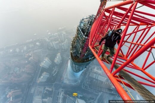Руферы на втором по высоте небоскребе в мире